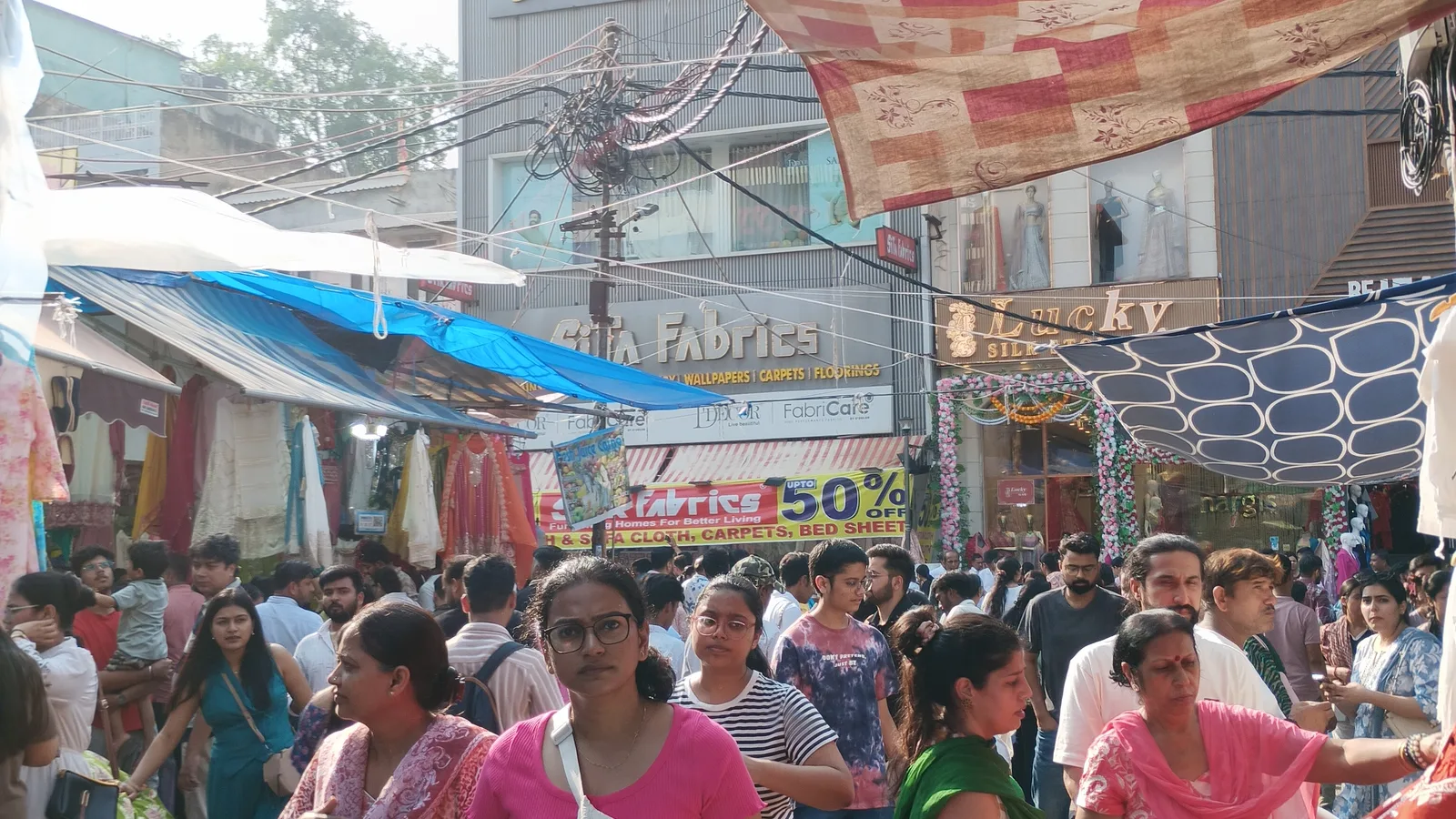 Zatłoczona ulica handlowa w Delhi