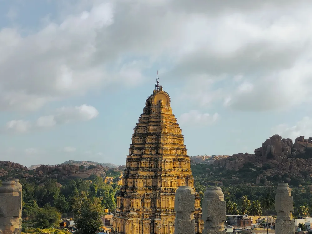 Wieża gopuram świątyni Virupaksha w Hampi