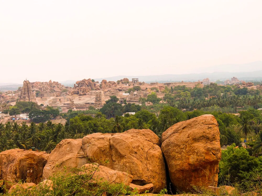 Granitowe głazy i ruiny Hampi