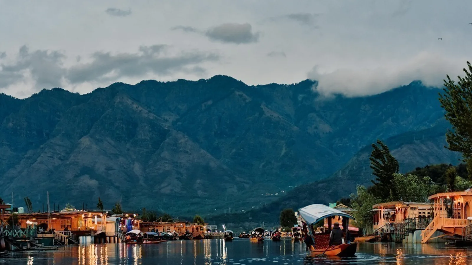 Houseboaty na jeziorze Dal w Srinagarze o zmierzchu