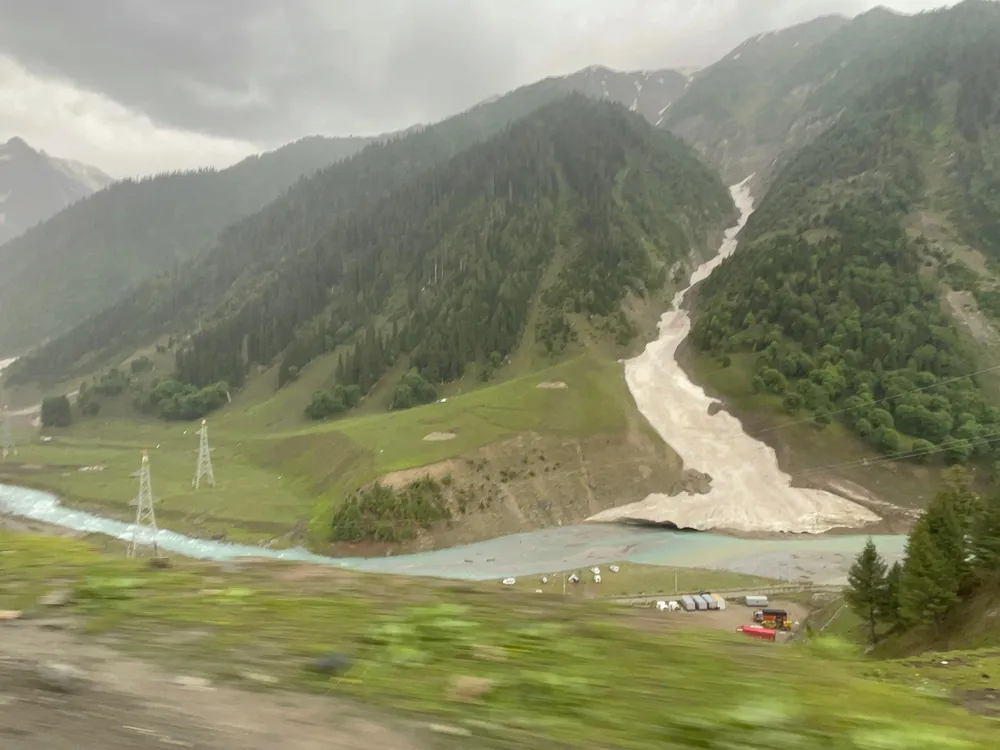 Górska dolina na himalajskiej trasie do Leh