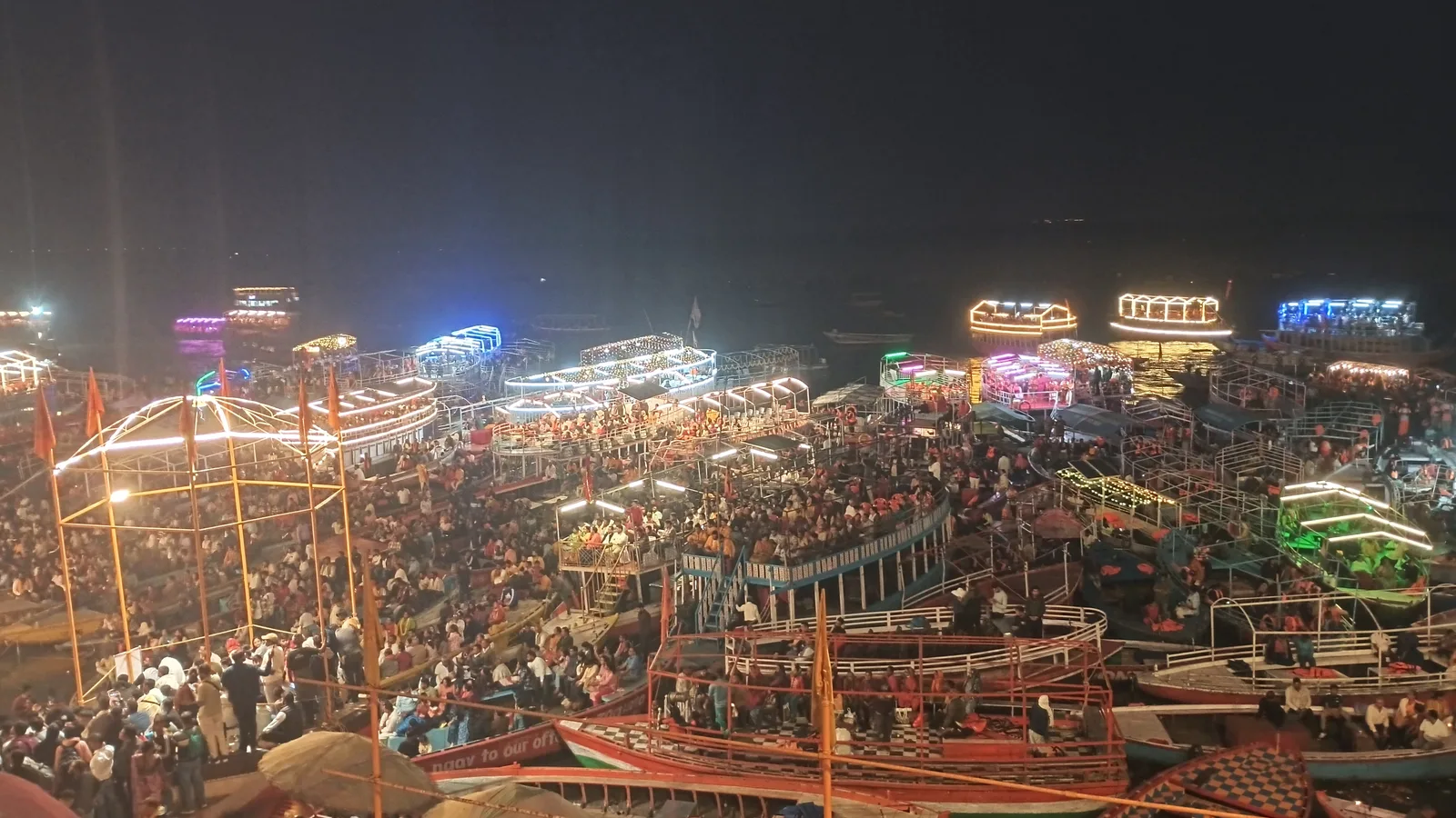 Tłum na ghacie podczas wieczornej ceremonii Ganga Aarti