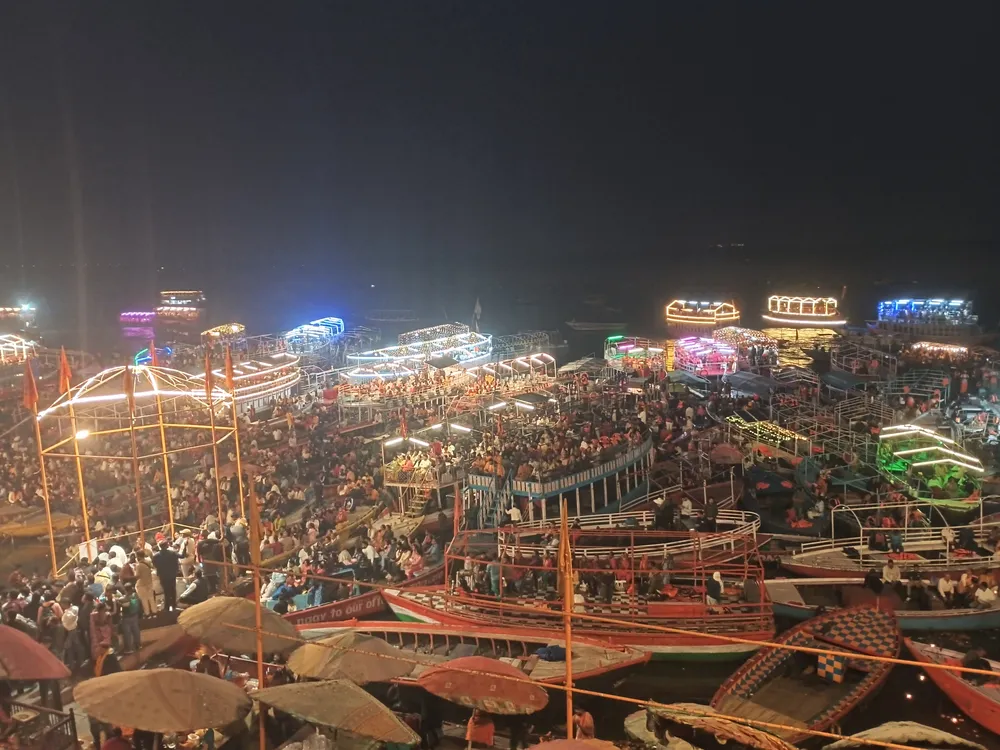 Ceremonia Ganga Aarti nad Gangesem w Waranasi